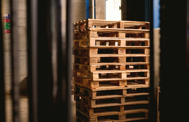 Cung cấp pallet gỗ ở Bình Dương và TP HCM: Nên đặt theo mẫu sẵn hay thiết kế riêng?